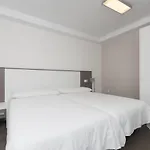 Ulia Apartments- Garden Boutique & 1 Free Parking Space アパート
