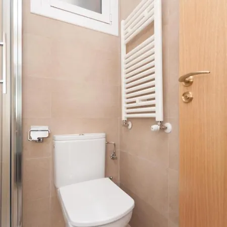 Апартаменты Ulia Apartments- Garden Boutique & 1 Free Parking Space